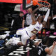 LeBron James de Lakers encesta en un partido de baloncesto de la NBA entre Brooklyn Nets y Los Angeles Lakers este domingo, en Barclays Center en Nueva York (EE.UU.). EFE/ Ángel Colmenares
