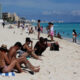 Fotografía de archivo que muestra turistas mientras descansan en una playa, del balneario de Cancún, en Quintana Roo (México). EFE/Alonso Cupul