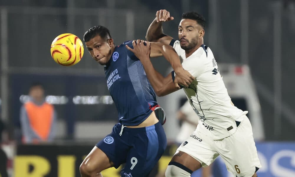 El jugador de Pumas Nathanael Ananias (d) disputa el balón con Ángel Sepúlveda (i) de Cruz Azul este sábado, durante un partido de la jornada 13 del Torneo Clausura del fútbol mexicano realizado en el Estadio Olímpico Universitario en Ciudad de México (México). EFE/José Méndez