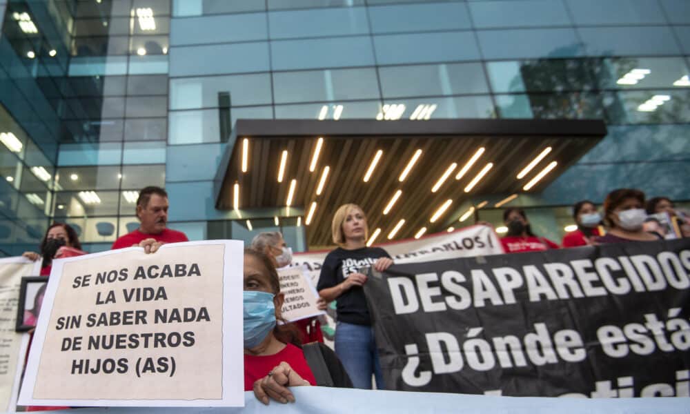 Fotografía de archivo de familiares de desaparecidos que protestan frente a las instalaciones de la Fiscalía General del Estado, en la ciudad de Monterrey, en Nuevo León, (México). EFE/Miguel Sierra