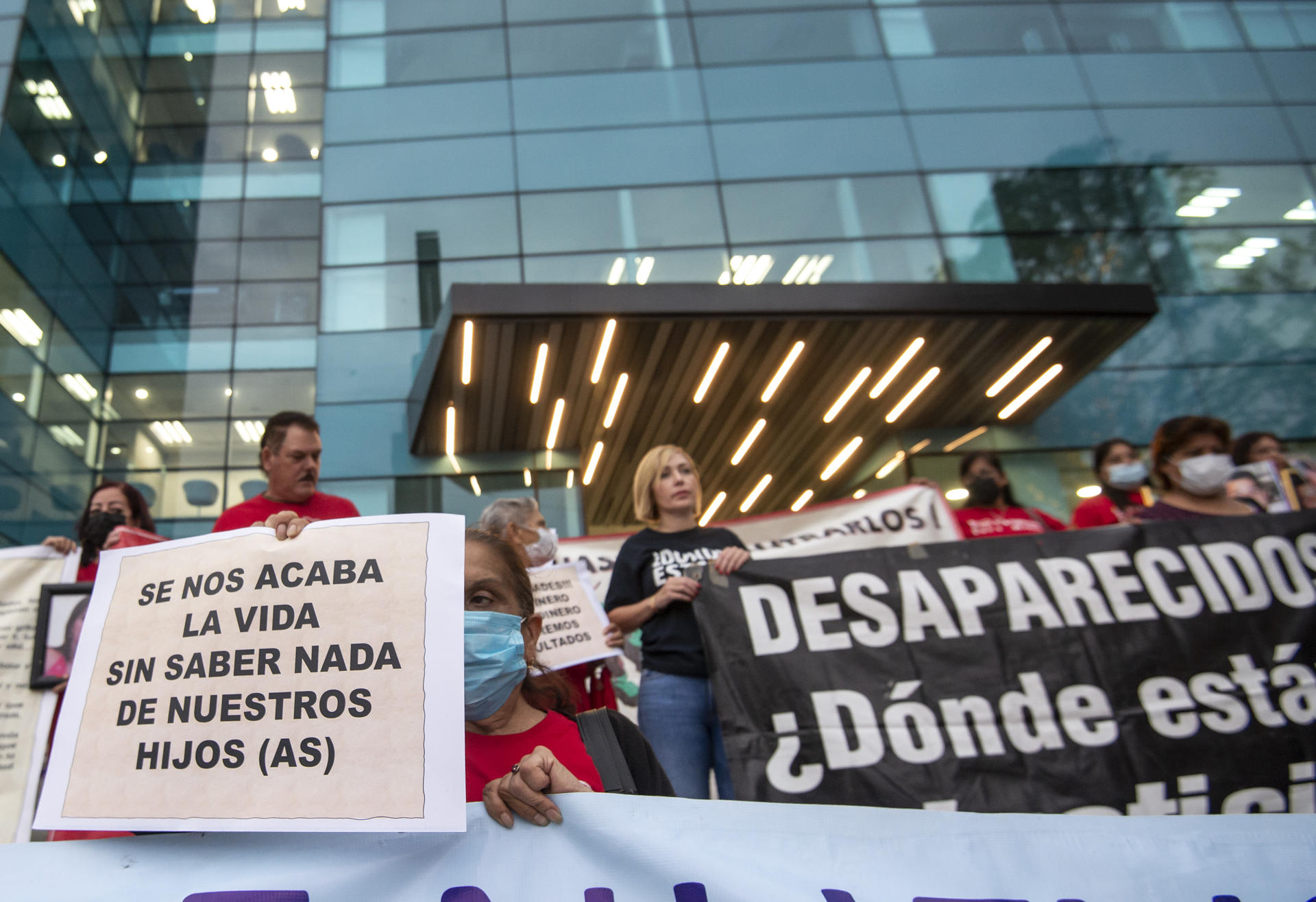 Fotografía de archivo de familiares de desaparecidos que protestan frente a las instalaciones de la Fiscalía General del Estado, en la ciudad de Monterrey, en Nuevo León, (México). EFE/Miguel Sierra