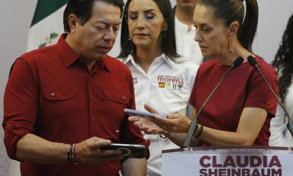 El dirigente nacional del Movimiento Regeneración Nacional (Morena), Mario Delgado (i), habla con la candidata presidencial del oficialismo mexicano, Claudia Sheinbaum (d), este miércoles durante una rueda de prensa en la ciudad de Guadalajara, en Jalisco (México). EFE/ Francisco Guasco