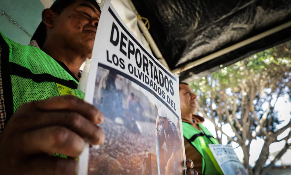 Un migrante de origen mexicano muestra un cartel de denuncia, durante una rueda de prensa este martes en la ciudad de Tijuana (México). EFE/Joebeth Terríquez