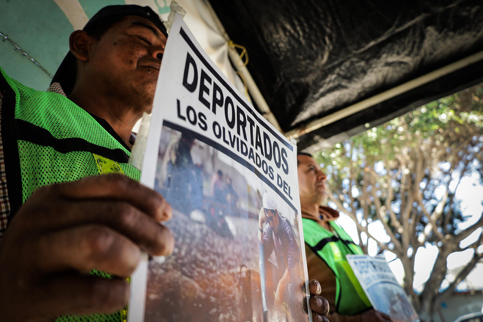 Un migrante de origen mexicano muestra un cartel de denuncia, durante una rueda de prensa este martes en la ciudad de Tijuana (México). EFE/Joebeth Terríquez