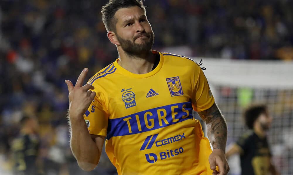 Fotografía de archivo en la que se registró una de las celebraciones del francés André Pierre Gignac con el club mexicano de fútbol Tigres. Gignac anotó el gol del empate a domicilio de su equipo 1-1 ante el Columbus Crew de Estados Unidos, durante el partido de ida de esta llave de los cuartos de final de la Copa de campeones de Concacaf. EFE/Antonio Ojeda