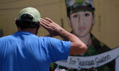 Un hombre hispano no identificado realiza un saludo militar frente al mural con la imagen de Vanessa Guillén, ubicado en un vecindario del sur de Houston, Texas (Estados Unidos). Archivo. EFE/Alicia L. Pérez