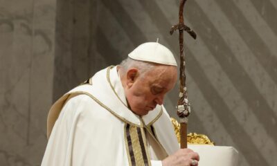 En la imagen de archivo, el papa Francisco preside la Santa Misa Crismal el Jueves Santo en la Basílica de San Pedro de la Ciudad del Vaticano. EFE/GIUSEPPE LAMI