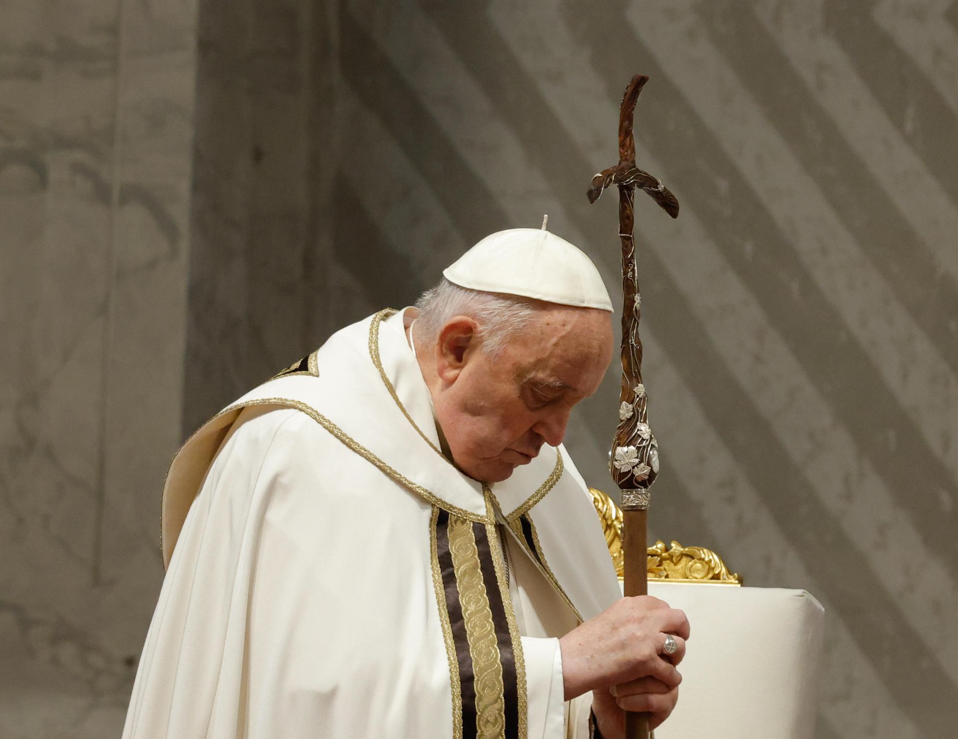 En la imagen de archivo, el papa Francisco preside la Santa Misa Crismal el Jueves Santo en la Basílica de San Pedro de la Ciudad del Vaticano. EFE/GIUSEPPE LAMI