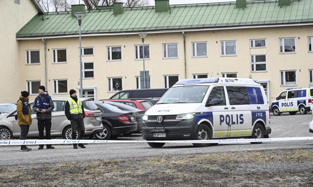 Agentes de la policía, este 2 de abril, en el lugar del tiroteo en una escuela en Vantaa, Finlandia, este martes. Tres niños de doce años resultaron heridos en un tiroteo en la escuela, el sospechoso, también de 12 años, huyó del lugar pero luego fue arrestado. EFE/Kimmo Brandt