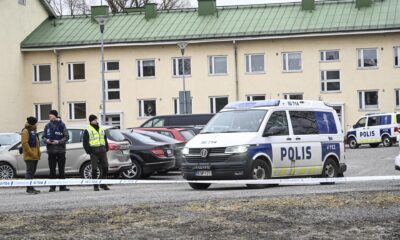 Agentes de la policía, este 2 de abril, en el lugar del tiroteo en una escuela en Vantaa, Finlandia, este martes. Tres niños de doce años resultaron heridos en un tiroteo en la escuela, el sospechoso, también de 12 años, huyó del lugar pero luego fue arrestado. EFE/Kimmo Brandt