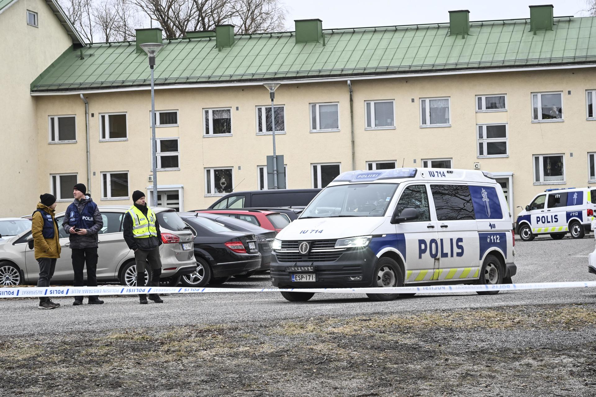Agentes de la policía, este 2 de abril, en el lugar del tiroteo en una escuela en Vantaa, Finlandia, este martes. Tres niños de doce años resultaron heridos en un tiroteo en la escuela, el sospechoso, también de 12 años, huyó del lugar pero luego fue arrestado. EFE/Kimmo Brandt