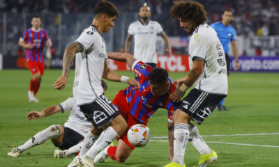 Maximiliano Falcón (d) de Colo Colo disputa el balón con Eduardo Nascimento (c) de Cerro en un partido de la fase de grupos de la Copa Libertadores. EFE/ Esteban Garay