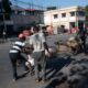 Habitantes empujan carretas con bultos este martes cerca de Champs Mars, la principal plaza pública de la ciudad, este martes en Puerto Príncipe (Haití). EFE/ Johnson Sabin