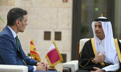 El presidente del Gobierno español, Pedro Sánchez, mantiene una reunión con el primer ministro y ministro de Asuntos Exteriores de Catar, Mohamed bin Abdulrahman al Zani, en Doha. EFE/Borja Puig de la Bellacasa/POOL Moncloa