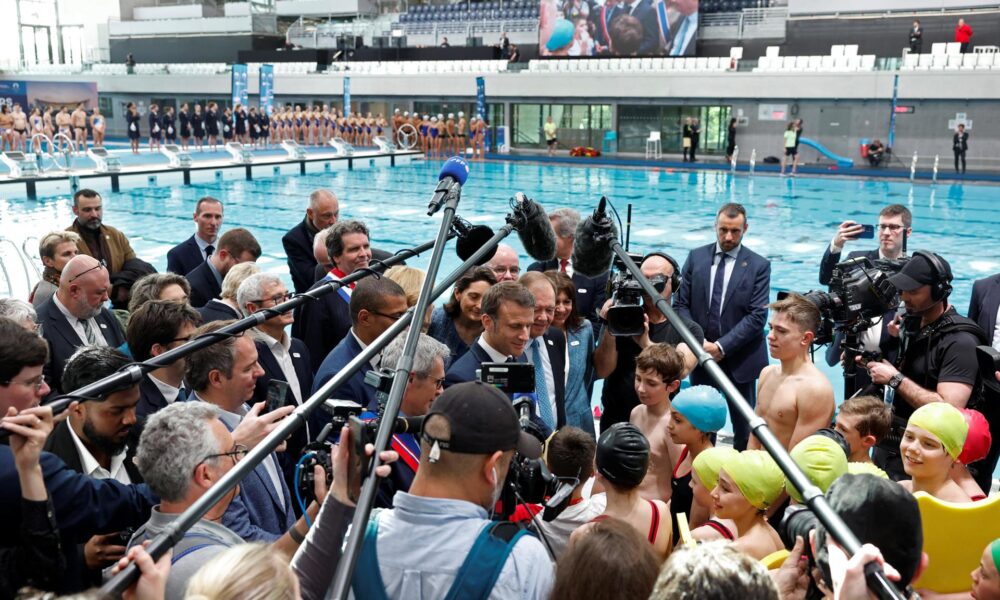 El presidente francés Emmanuel Macron (C) habla con los medios después de la inauguración del Centro Acuático Olímpico (CAO). EFE/EPA/Gonzalo Fuentes / POOL MAXPPP OUT
