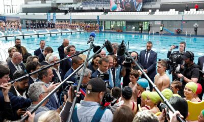 El presidente francés Emmanuel Macron (C) habla con los medios después de la inauguración del Centro Acuático Olímpico (CAO). EFE/EPA/Gonzalo Fuentes / POOL MAXPPP OUT