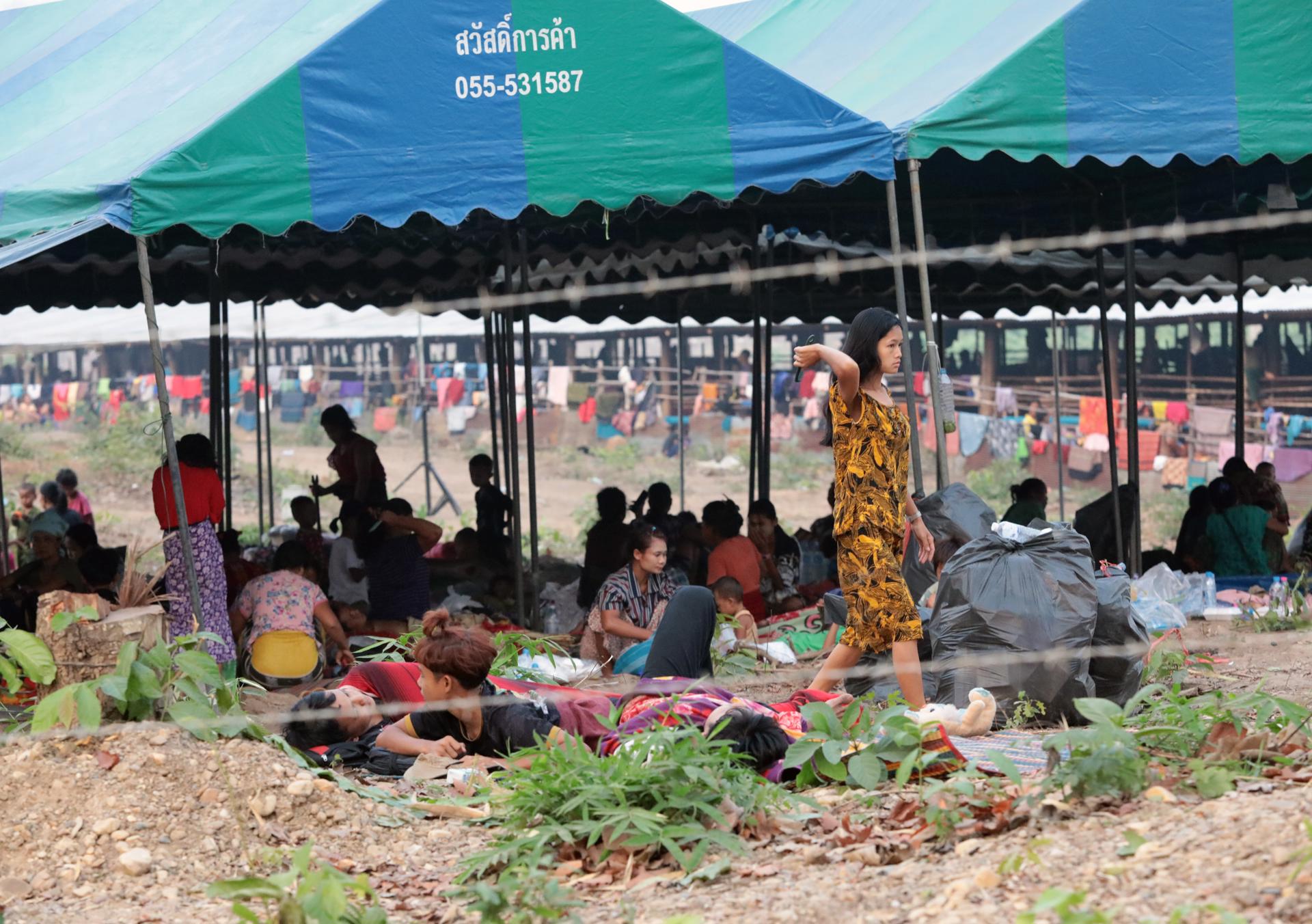 Refugiados birmanos se protegen bajo unas carpas en Tailandia tras huir de los combates en Birmania (Myanmar) en una foto de archivo de abril de 2023.
 EFE/EPA/SOMRERK KOSOLWITTHAYANANT
//////////
Mae Sot (Tailandia), 04/07/2023.- Refugiados de Myanmar descansan en un albergue temporal en la ciudad fronteriza de Mae Sot, provincia de Tak, Tailandia, 08 de abril de 2023. Según funcionarios locales tailandeses, más de 5.000 refugiados del sureste de Myanmar han huido de los combates entre el ejército y los grupos étnicos armados para refugiarse temporalmente en los distritos fronterizos de Mae Sot y Mae Ramat, en el oeste de Tailandia. (Birmania, Tailandia, Estados Unidos) EFE/EPA/SOMRERK KOSOLWITTHAYANANT