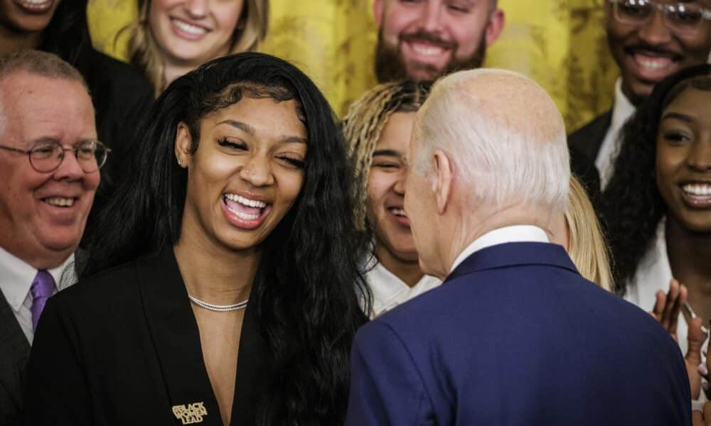 La estrella de las LSU Tigers Angel Reese, durante un evento con el presidente de EE.UU., Joe Biden (d), en una fotografía de archivo. EFE/ Samuel Corum/Pool