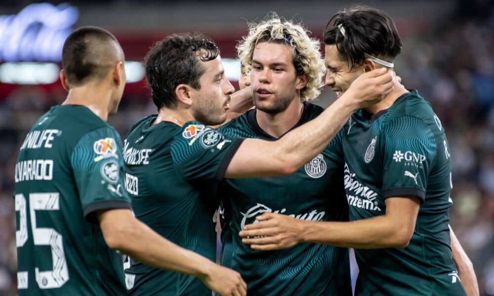 Jugadores de Chivas festejan una anotación ante Rayados este sábado, durante un partido correspondiente a la jornada 13 del Torneo Clausura 2024 en el estadio BBVA de la ciudad de Monterrey  (México). EFE/Miguel Sierra