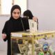 Imagen de archivo de una mujer kuwaití depositando su voto en un colegio electoral en Kuwait City (Kuwait). EFE/EPA/Noufal Ibrahim