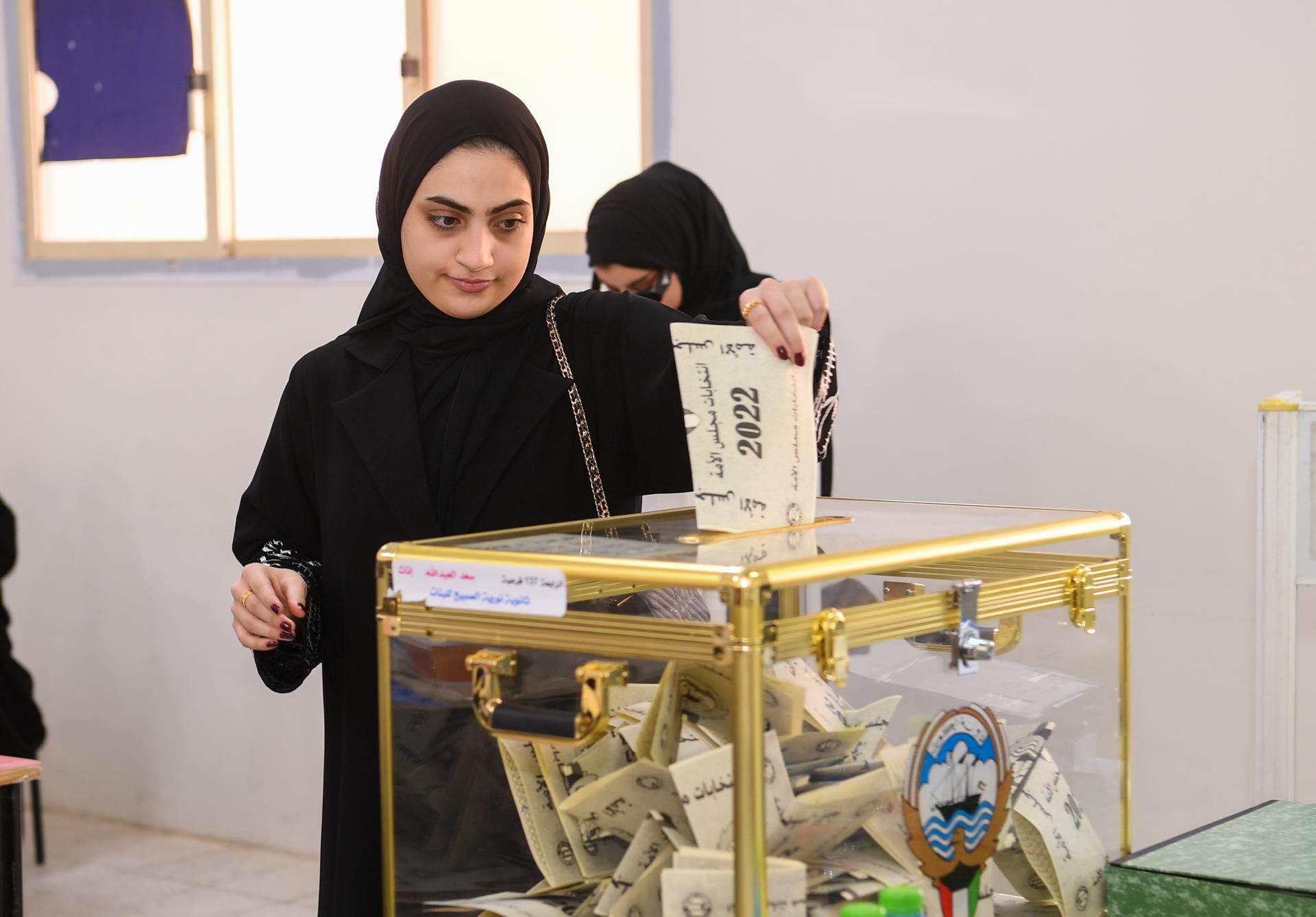 Imagen de archivo de una mujer kuwaití depositando su voto en un colegio electoral en Kuwait City (Kuwait). EFE/EPA/Noufal Ibrahim
