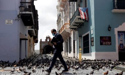 Un hombre camina en la calle Fortaleza junto a la sede del Ejecutivo en San Juan (Puerto Rico). Archivo. EFE/Thais Llorca