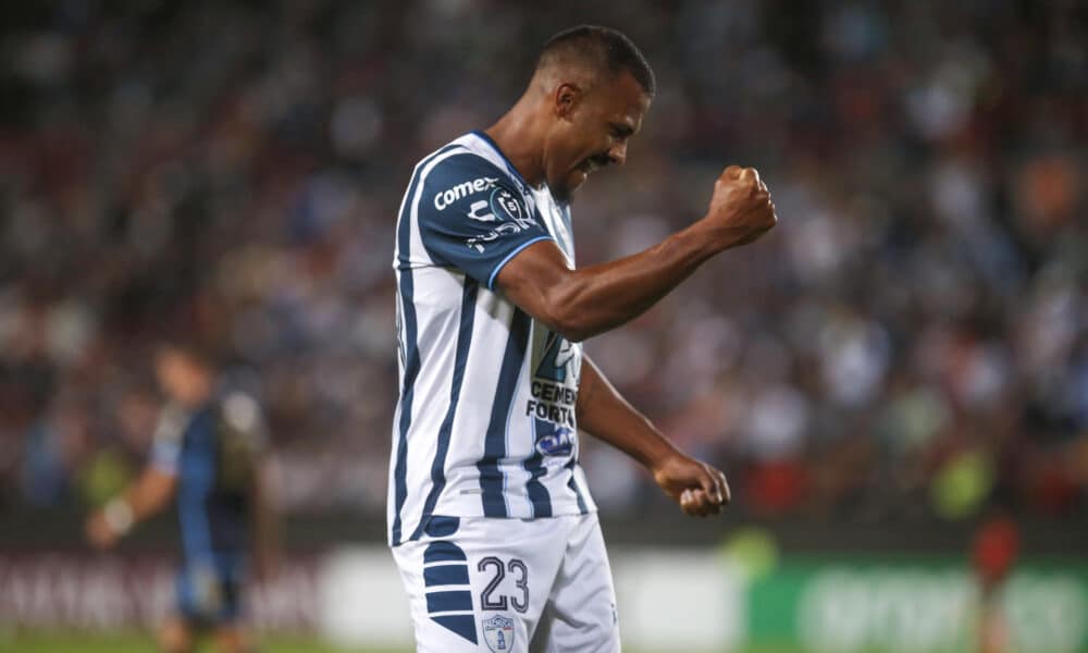 Fotografía de archivo en la que se registró al venezolano Salomón Rondón, al celebrar uno de sus goles con el club mexicano de fútbol Pachuca. Rondón aportó un triplete en el triunfo a domicilio de su equipo 0-5 sobre el Herediano de Costa Rica, en el partido de ida de esta llave de los cuartos de final de la Copa de Campeones de la Concacaf. EFE/David Martínez