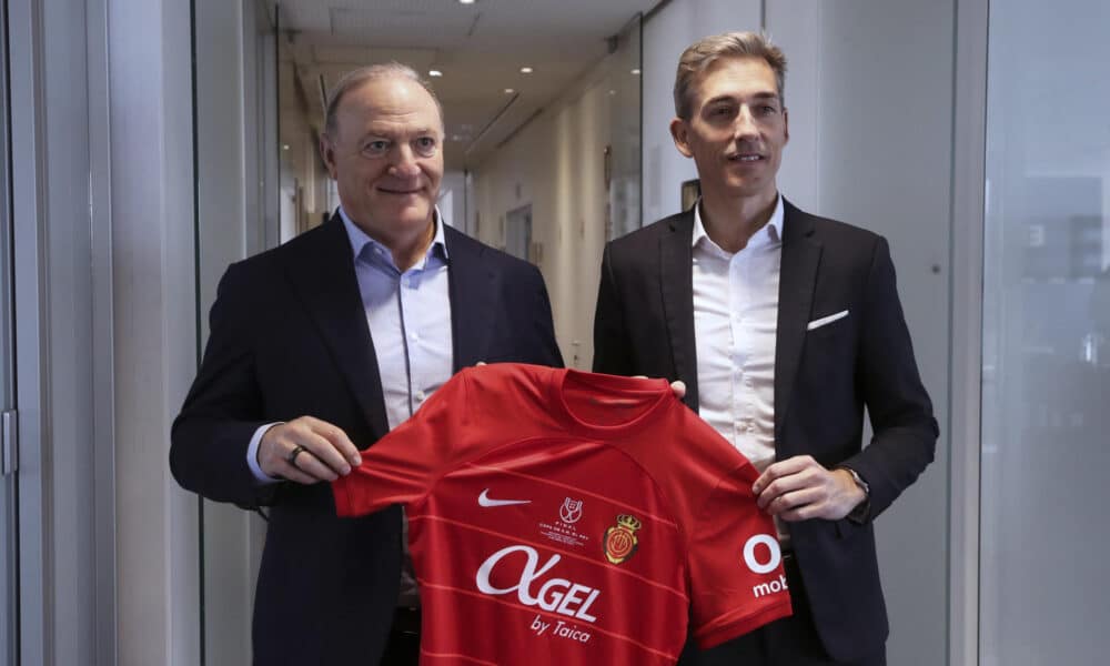 Andy Kohlberg (i), presidente del Mallorca y su CEO, Alfonso Díaz, visitan este lunes la sede de la Agencia EFE en Madrid a cinco días de la disputa de la final de la Copa del Rey en Sevilla frente al Athletic Club. EFE/ Gema García