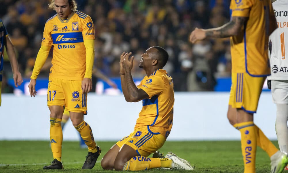 Samir de Souza (c) de Tigres UANL lamenta una jugada contra el América, durante la ida de la final del Torneo Apertura 2023 de la Liga MX, en el Estadio Universitario de Monterrey (México). Fotografía de archivo. EFE/Miguel Sierra