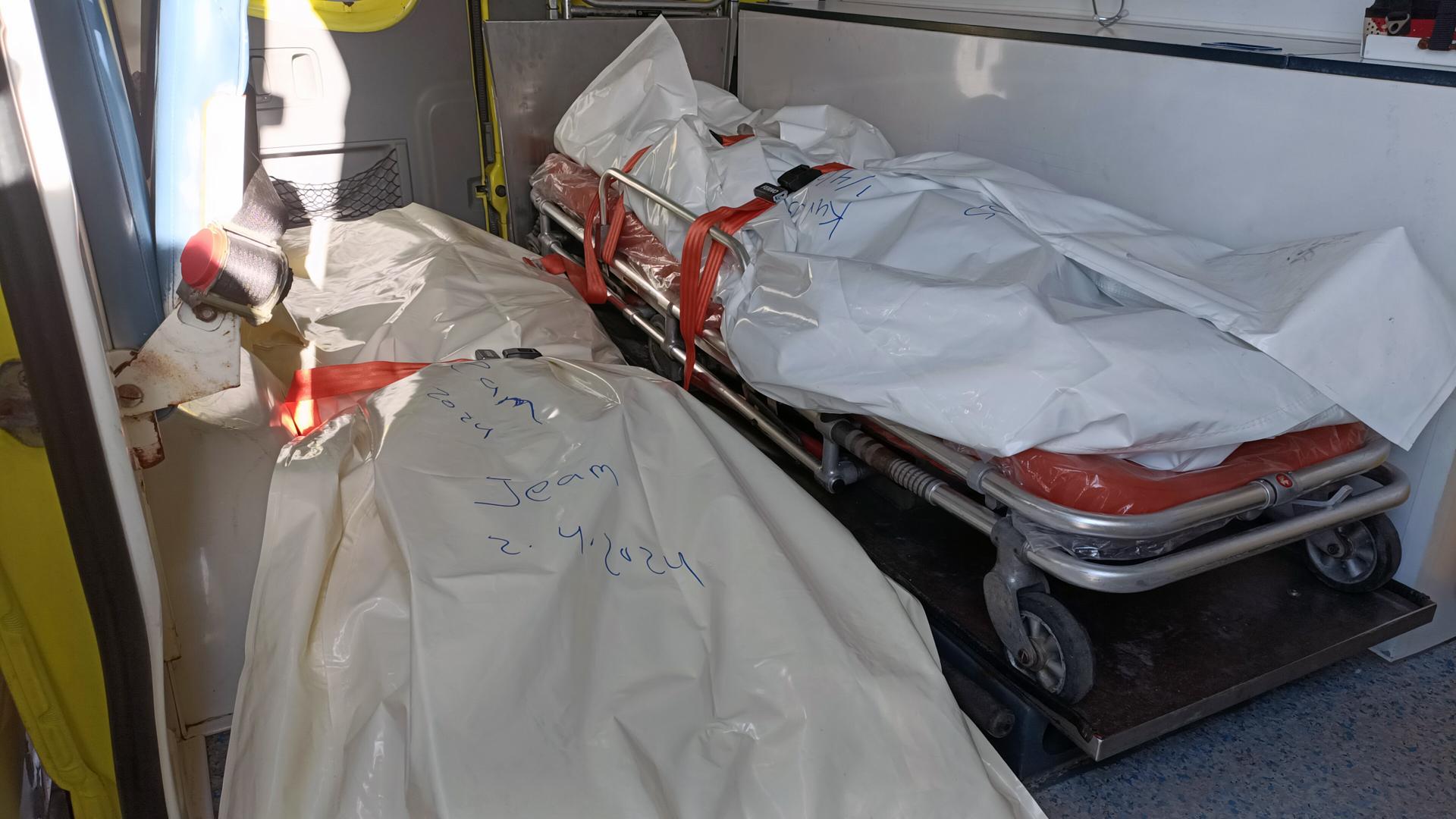 Los cuerpos de dos trabajadores de la ONG World Central Kitchen (WCK), asesinados el martes por Israel, en la ambulancia en la que fueron sacados este miércoles de la Franja de Gaza a Egipto para ser repatriados a sus países de origen. EFE/EPA/STR