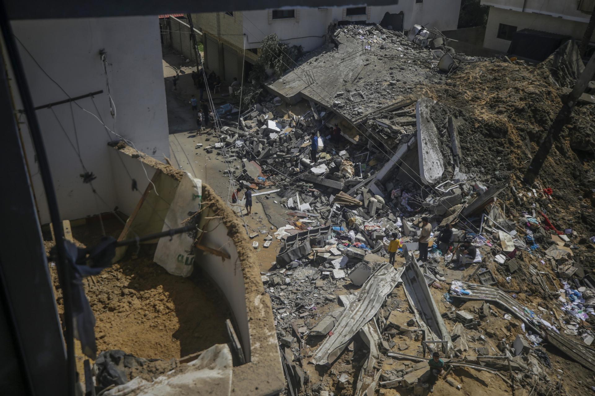 Vista de una casa destruida tras un ataque aéreo israelí en Deir Al Balah, en el sur de la Franja de Gaza, el 4 de abril de 2024. EFE/EPA/MOHAMMED SABER