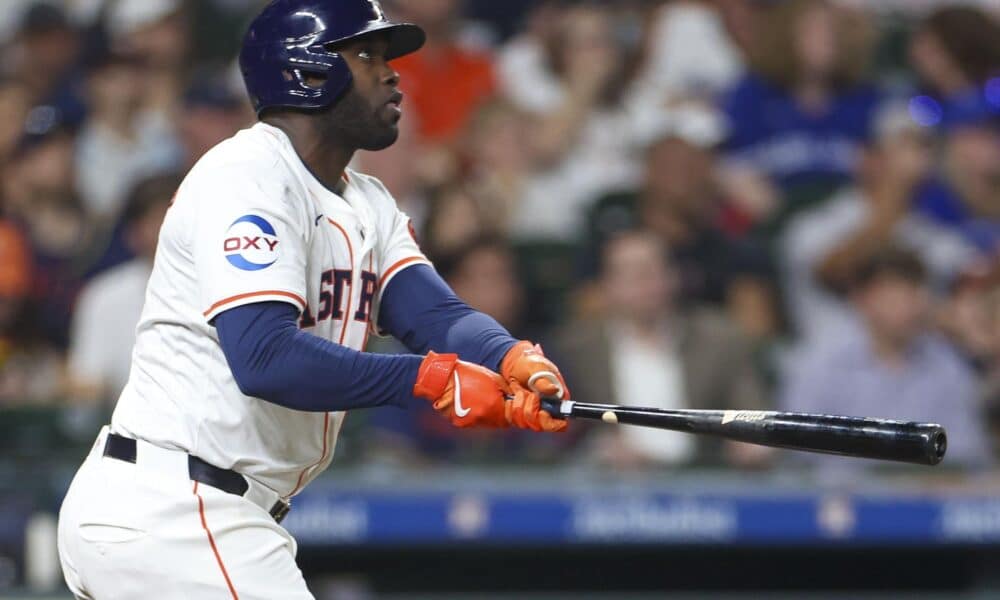 El cubano Yordan Álvarez, jardinero y bateador designado de los Astros de Houston, fue registrado este miércoles, 3 de abril, al conectarle un jonrón de dos carreras a los Azulejos de Toronto, durante un partido de la MLB, en Houston (Texas, EE.UU.). EFE/Adam Davis