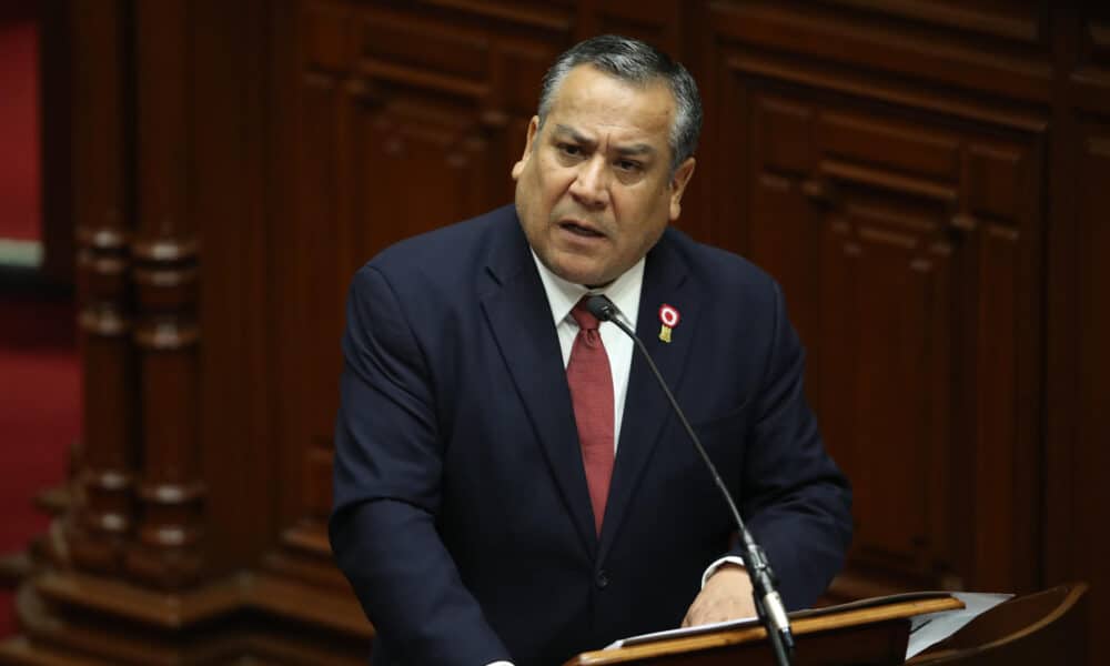 El primer ministro, Gustavo Adrianzén, acude al Congreso para pedir el voto de confianza al Parlamento este miércoles en Lima (Perú). La presidenta de Perú, Dina Boluarte, acompañó este miércoles hasta el frontis del Palacio de Gobierno a su gabinete que, encabezado por su primer ministro, Gustavo Adrianzén, partió al Congreso para pedir el voto de confianza al Parlamento, un procedimiento obligatorio en Perú. EFE/Paolo Aguilar