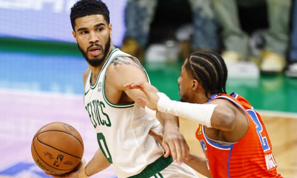 Jayson Tatum (i), alero estrella de los Celtics de Boston, fue registrado este miércoles, 3 de abril, al disputar un balón con Aaron Wiggins, escolta de los Thunder de Oklahoma City, durante un partido de la NBA, en el coliseo TD Garden, en Boston (Massachusetts, EE.UU.). EFE/CJ Gunther