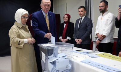 Fotografía proporcionada por la Oficina de Prensa del Presidente turco, del mandatario Recep Tayyip Erdogan (c), junto a su esposa Emine Erdogan (i), votando este domingo en una mesa electoral durante las elecciones locales en Estambul, Turquía. Unos 61 millones de personas votarán en las elecciones locales de Turquía en 81 provincias. EFE/OFICINA DE PRENSA DEL PRESIDENTE TURCO -SÓLO PARA USO EDITORIAL/NO VENTAS