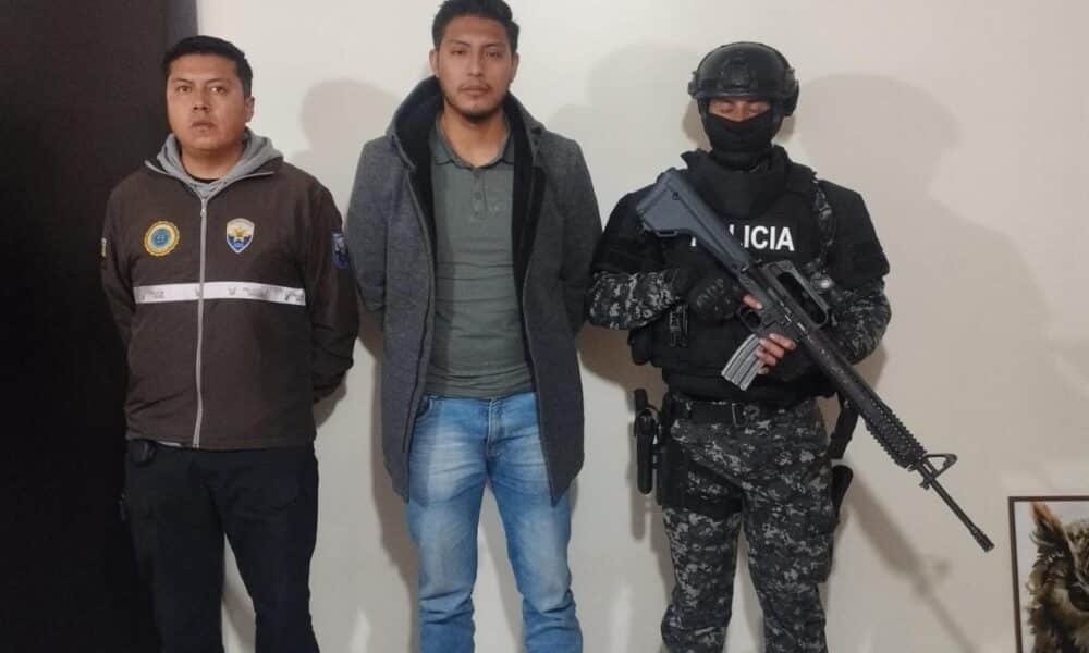 Fotografía cedida por la Policía ecuatoriana de capturados durante el operativo en ocho provincias del país: El Oro, Azuay, Manabí, Pichincha, Chimborazo, Santo Domingo de los Tsáchilas, Tungurahua y Guayas, y denominado caso ´Plaga´ este miércoles, en Quito (Ecuador). EFE/ Policía Ecuatoriana.