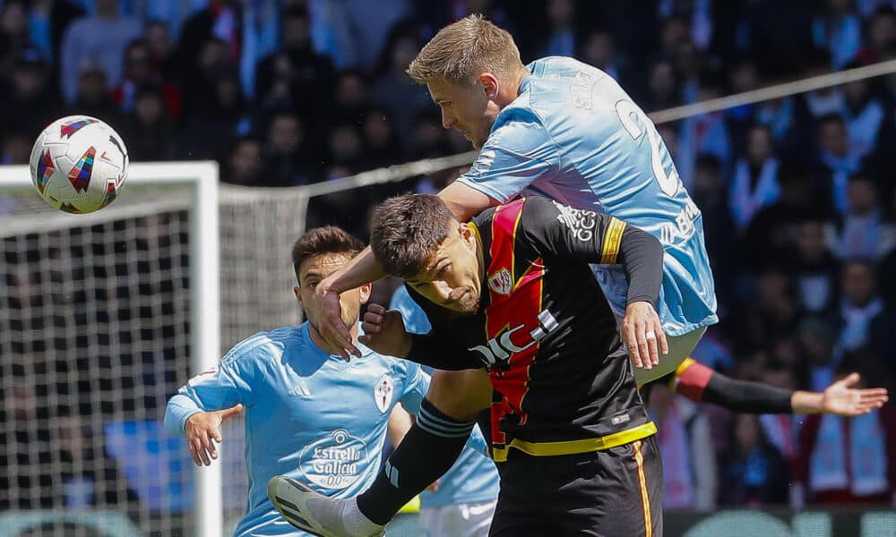 El defensa sueco del Celta de Vigo Carl Starfelt, y el centrocampista del Rayo Vallecano Álvaro García, durante el partido de la jornada 30 de LaLiga EA Sports celebrado en el estadio Balaídos de Vigo.- EFE/ Salvador Sas