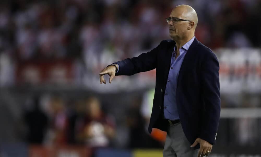 Fotografía de archivo en la que se registró al entrenador de club colombiano de fútbol Independiente Medellín, Alfredo Arias, durante un partido en el estadio Monumental, en Buenos Aires (Argentina). EFE/David Fernández