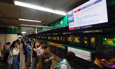 Pasajeros esperan debajo de una pantalla que transmite un anuncio de suspensión luego de un terremoto cerca de Hualien, en una estación de metro en Taipéi (Taiwán), el 3 de abril de 2024. EFE/EPA/Daniel Ceng