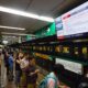 Pasajeros esperan debajo de una pantalla que transmite un anuncio de suspensión luego de un terremoto cerca de Hualien, en una estación de metro en Taipéi (Taiwán), el 3 de abril de 2024. EFE/EPA/Daniel Ceng