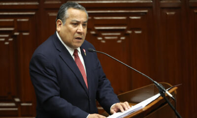 El primer ministro de Perú, Gustavo Adrianzén, habla ante el Congreso en la sesión para pedir el voto de confianza al gabinete de la presidenta Dina Boluarte. EFE/Paolo Aguilar