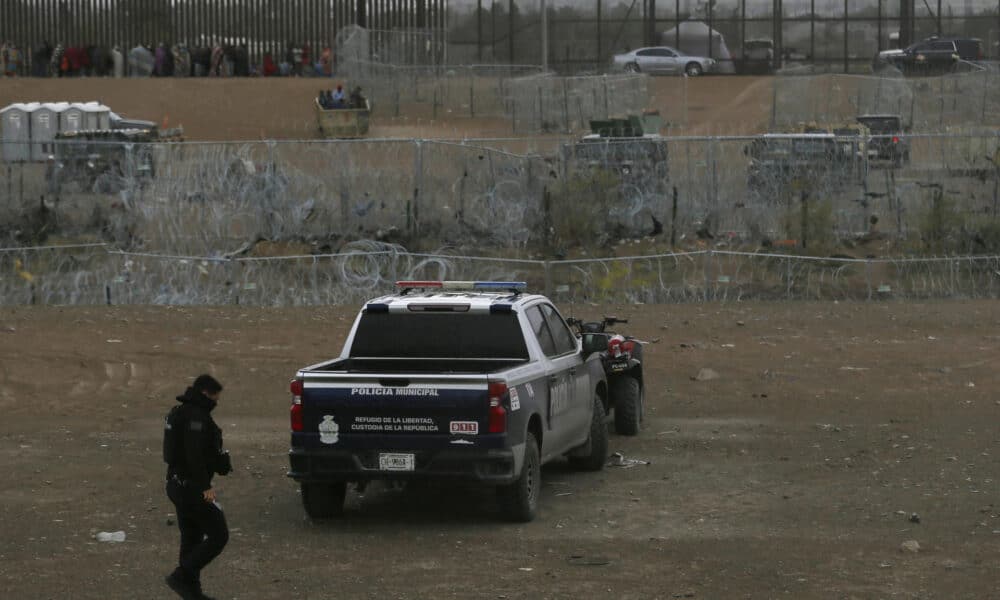 Elementos del Instituto Nacional de Migración (INM) y del Policías Municipales, realizan un operativo este lunes en las inmediaciones de la frontera con Estados Unidos, en Ciudad Juárez, Chihuahua (México). EFE/Luis Torres