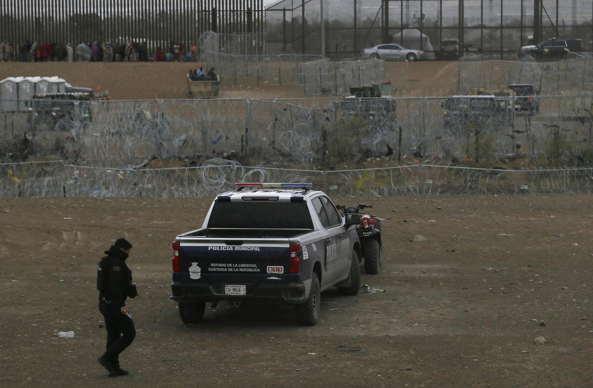 Elementos del Instituto Nacional de Migración (INM) y del Policías Municipales, realizan un operativo este lunes en las inmediaciones de la frontera con Estados Unidos, en Ciudad Juárez, Chihuahua (México). EFE/Luis Torres