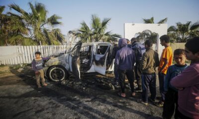 El coche de la organización humanitaria World Central Kitchen (WCK) bombardeado por las fuerzas israelíes. EFE/EPA/MOHAMMED SABER