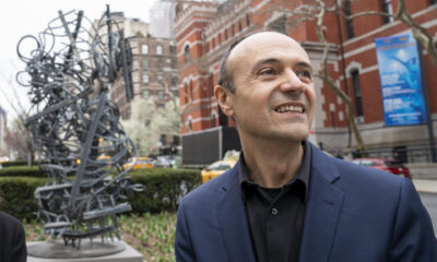 Fotografía del 1 de abril de 2024 del artista Jorge Otero Pailos posa junto a una escultura de la exposición 'Analogue Sites', expuesta en Park Avenue de Nueva York. EFE/ Angel Colmenares