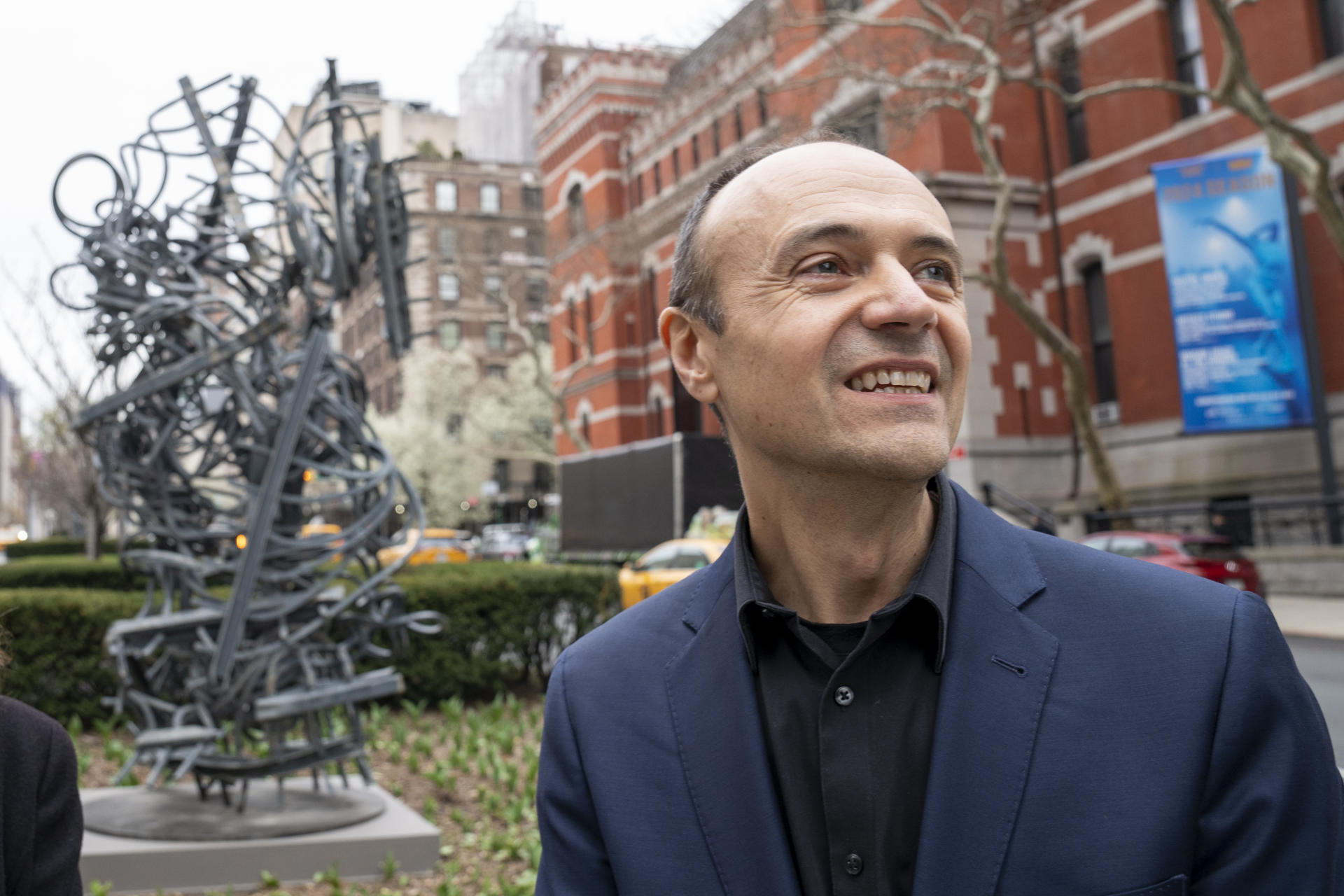Fotografía del 1 de abril de 2024 del artista Jorge Otero Pailos posa junto a una escultura de la exposición 'Analogue Sites', expuesta en Park Avenue de Nueva York. EFE/ Angel Colmenares