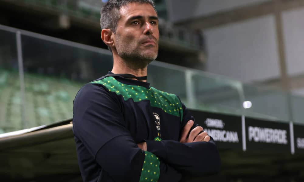 Fotografía de archivo en la que se registró al entrenador del club argentino de fútbol Defensa y Justicia, Julio Vaccari, en el estadio Raimundo Sampaio, en Belo Horizonte (Brasil). EFE/Gilson Junio