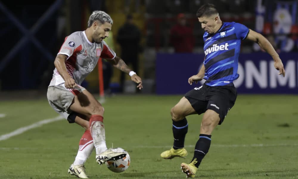 Cris Martínez (d) de Huachipato disputa el balón con Eros Mancuso de Estudiantes en un partido de la fase de grupos de la Copa Libertadores entre Huachipato y Estudiantes. EFE/ Esteban Paredes Drake