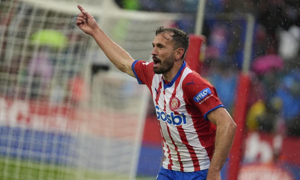 El delantero uruguayo del Girona Cristhian Stuani (d) celebra tras anotar el tercer gol ante el Betis, durante el partido de la jornada 30 de LaLiga EA Sports entre el Girona y el Betis, este domingo en el estadio de Montilivi en Girona.-EFE/ David Borrat