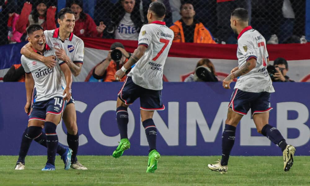 Leandro Lozano (i), del Nacional de Uruguay, fue registrado este miércoles, 3 de abril, al celebrar, con varios compañeros, un gol que le anotó a Libertad de Paraguay, durante un partido del grupo H de la Copa Libertadores, en el estadio Gran Parque Central, en Montevideo (Uruguay). EFE/Gastón Britos